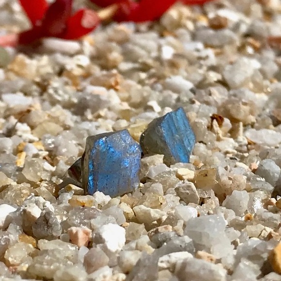 🆕 New Raw Labradorite Crystal Stud Gemstone Earrings - Picture 4 of 4